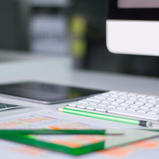 Escritorio de trabajo con varios elementos para estrategia de branding para empresas tecnológicas