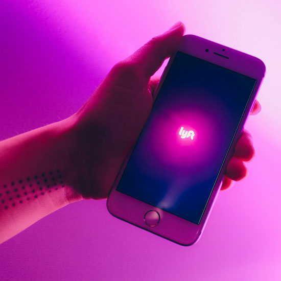 Celular en mano con logo como ejemplo del branding para starups