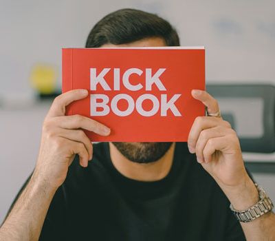 Persona con libro en la cara ejemplificando las estrategias de branding para startups en crecimiento