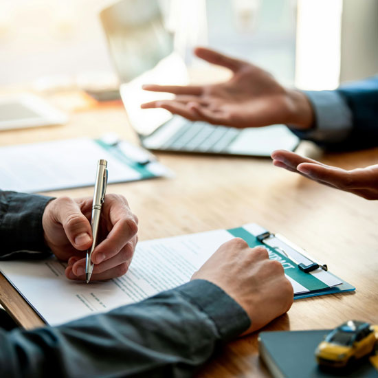 Grupo de personas especialistas en estrategias creativas de branding para startups trabajando con Unonu