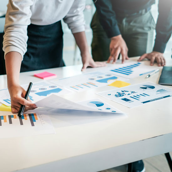 Mesa de trabajo con varias gráficas estadísticas para una estrategia de branding
