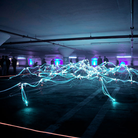 Efecto de luces en parqueadero mostrando la evolución del branding y su futuro