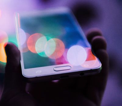 Celular en mano como ejemplo de la evolución del branding en la era digital