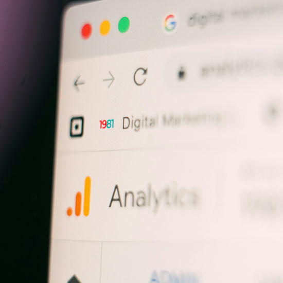 Detalle de pantalla de computador mostrando Google Analytics evaluando estrategia de branding