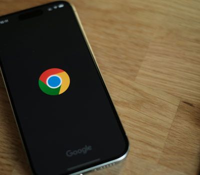 Celular sobre mesa con logo de google mostrando la importancia de la identidad visual