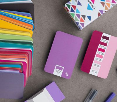 Escritorio con cartas de color para evaluar la psicología del color en el branding