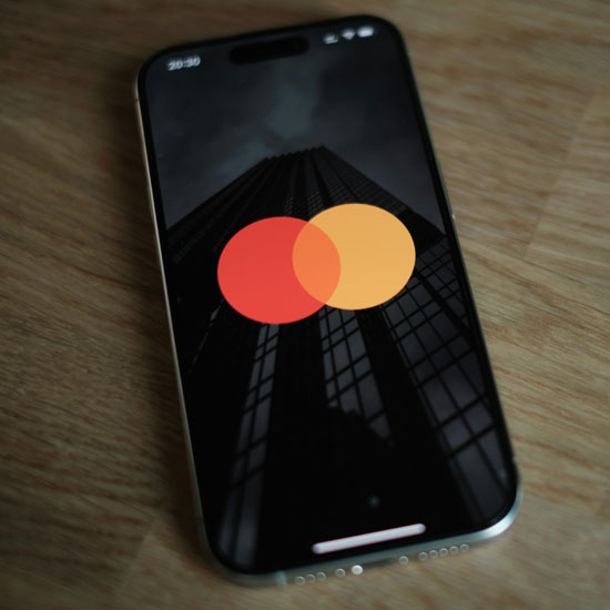 Imagen de logo en celular de mastercard como ejemplo exitoso de transformación de imagen con Unonu Agency