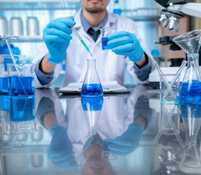 Persona trabajando en laboratorio como ejemplo de la transformación de identidad gráfica en empresas químicas