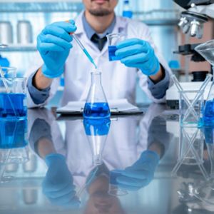 Persona trabajando en laboratorio como ejemplo de la transformación de identidad gráfica en empresas químicas