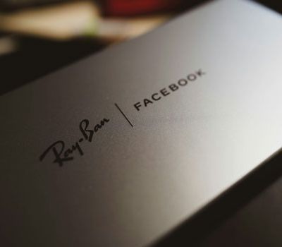 Detalle de un empaque con marcas como ejemplo de branding colaborativo