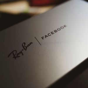 Detalle de un empaque con marcas como ejemplo de branding colaborativo