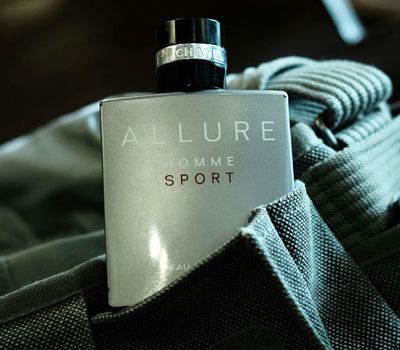 Frasco de loción saliendo de un morral como uso del branding en la cotidianidad