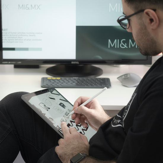 Hombre trabajando en estrategia de naming para la creación de marca