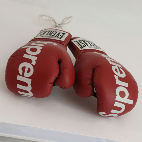 Guantes de boxeo de reconocida marca asociada mostrando el poder del branding colaborativo