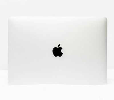 Imagen minimalista con el logo de apple mostrando el reconocimiento de marca