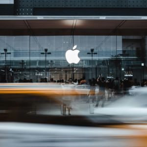Logo de apple en fachada de entrada mostrando branding expansión empresarial