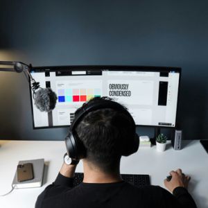 Experto de unonu trabajando en crear un logotipo para tu marca
