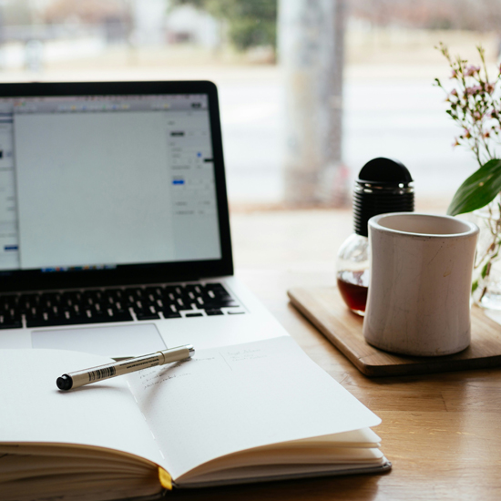 Puesto de trabajo preparado para la creación de contenido de valor y las estrategias de branding