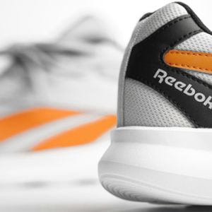 Imagen de detalle de tenis reebok mostrando el posicionamiento de mercado y el rol del branding