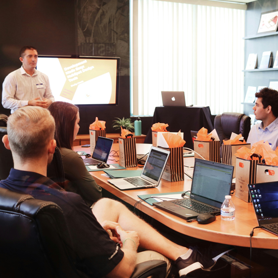 Expertos de unonu en branding planteando estrategias para startups