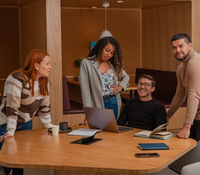 Grupo de trabajo estableciendo estrategias de branding para empresas en búsqueda de inversión