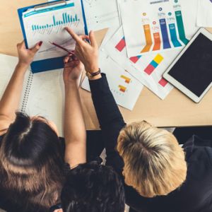 Equipo de expertos de unonu trabajando en estrategias de branding para startups