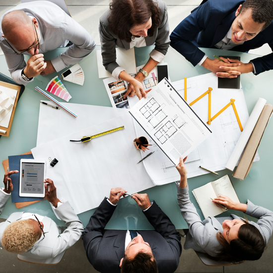 Vista cenital de grupo de trabajo de unonu planteando estrategias para el futuro del branding