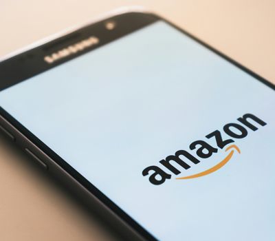 Logo de Amazon en celular mostrando la implementación de branding visual en empresas de tecnología