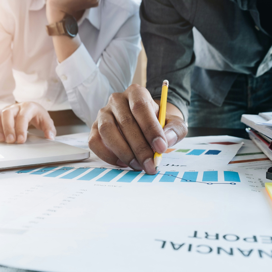 Imagen en detalle de grupo de trabajo evaluando indicadores clave en branding expansión empresarial
