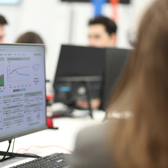 Grupo de expertos interpretando datos garantizando un feedback eficiente en el proceso de branding