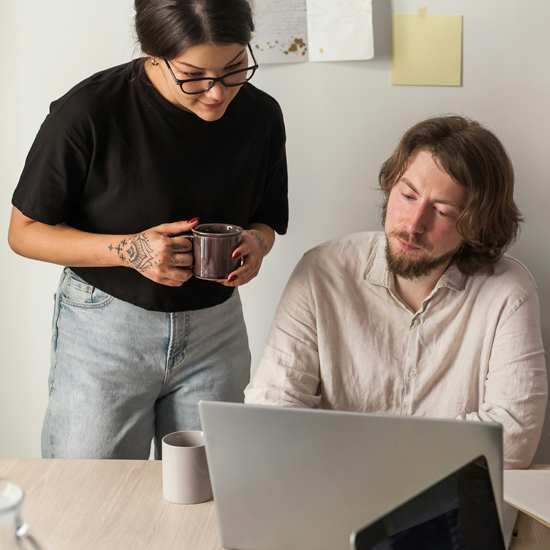 Grupo de trabajo de unonu implementando estrategia de branding en startups tecnológicos