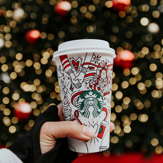 Vaso de café de starbucks mostrando el posicionamiento de mercado y el branding en expansión