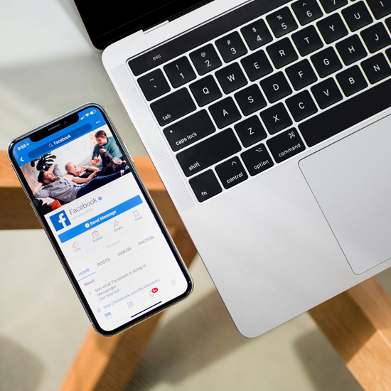 Computador y smartphone con redes sociales mostrando el uso de dichas plataformas en estrategias de branding efectivas