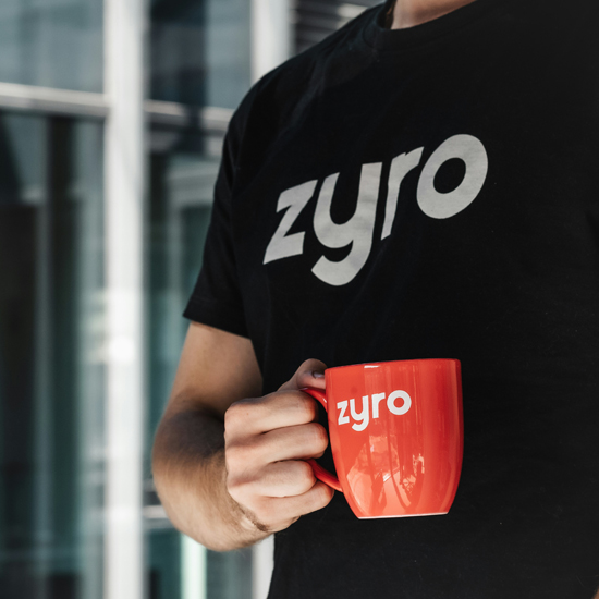 Detalle de persona con camiseta y mug mostrando cómo implementar branding efectivo con Unonu Agency