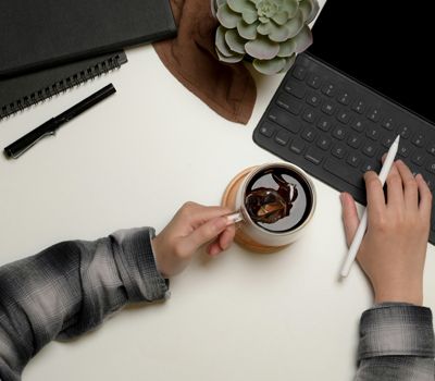 vista cenital de un experto trabajando en el futuro del branding innovaciones y oportunidades