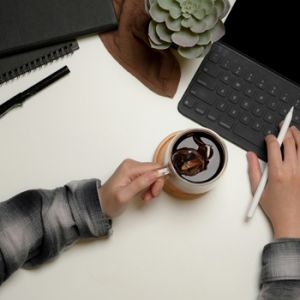 vista cenital de un experto trabajando en el futuro del branding innovaciones y oportunidades
