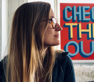 Mujer de perfil con texto en la pared mostrando como implementar branding en efectivo