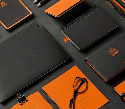 Escritorio con vista cenital mostrando el branding para firma de abogados aspiracional con Unonu Agencia