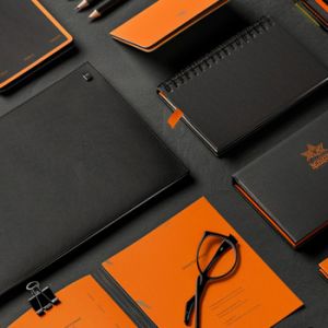 Escritorio con vista cenital mostrando el branding para firma de abogados aspiracional con Unonu Agencia