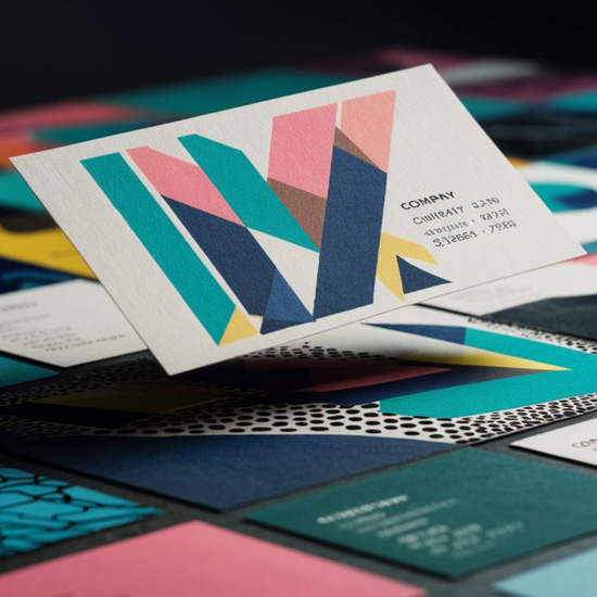 Diferentes diseños sobre una mesa mostrando el branding para startups en búsqueda de capital realizado con Unonu