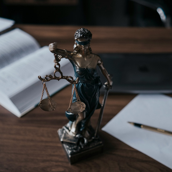 Estatua de justicia mostrando la necesidad de construcción de branding para firmas de abogados exitosa con Unonu