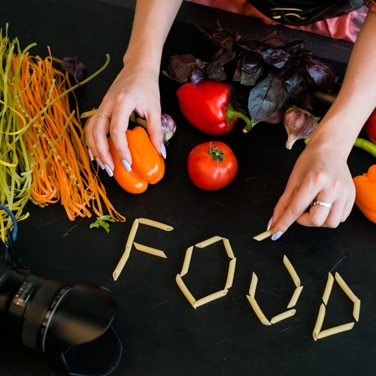 Mesa con diferentes alimentos trabajando en la creación de marca para alimentos con Unonu