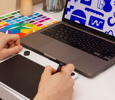 Experto en branding visual de Unonu trabajando en creación de marca