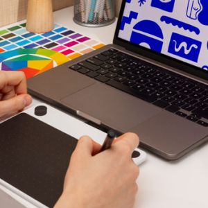 Experto en branding visual de Unonu trabajando en creación de marca