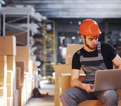 Persona de empresa del sector logistico buscando estrategia de branding efectiva