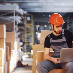 Persona de empresa del sector logistico buscando estrategia de branding efectiva