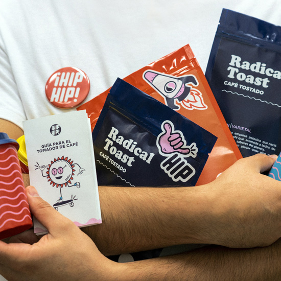 Hombre con diferentes productos de una misma empresa mostrando la estrategia efectiva para la creación de submarcas con Unonu