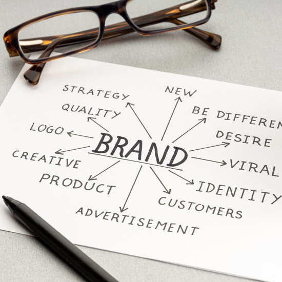 Detalle de escritorio con elementos de estrategia de branding para startups realizada por Unonu Agencia