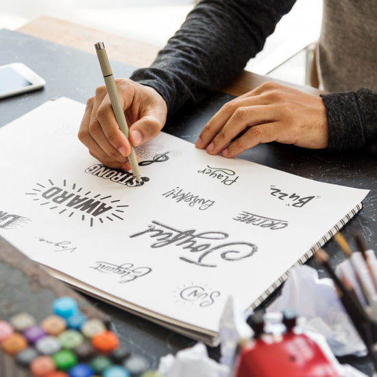 Experto de Unonu trabajando en la evolución de marca para firmas de abogados