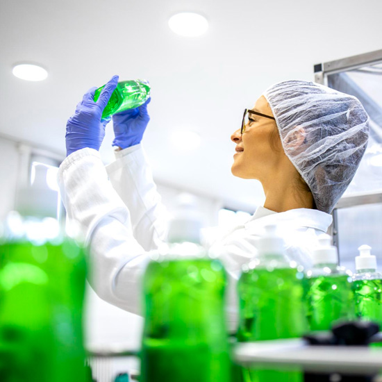 Mujer trabajando en el sector químico buscando el futuro del branding efectivo con Unonu